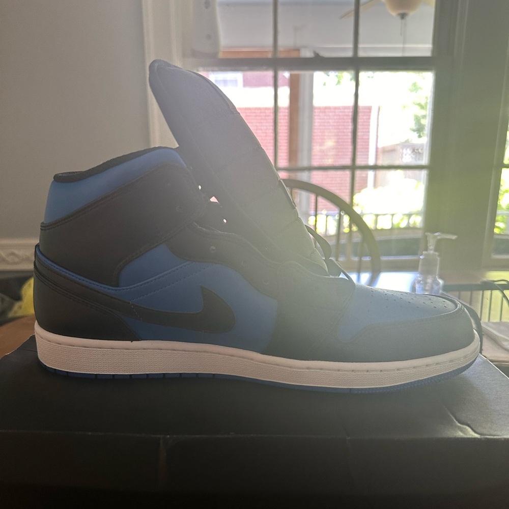 NIB Air Jordan 1 Mid size 13